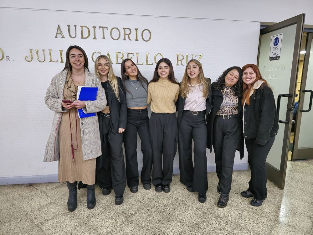 El libro fue realizado por las estudiantes del Departamento de Nutrición de la Universidad de Chile Krishna Parra, Isidora Pierattini, Eduarda Bertozzi, Paula Astudillo y Paloma Parodi.
